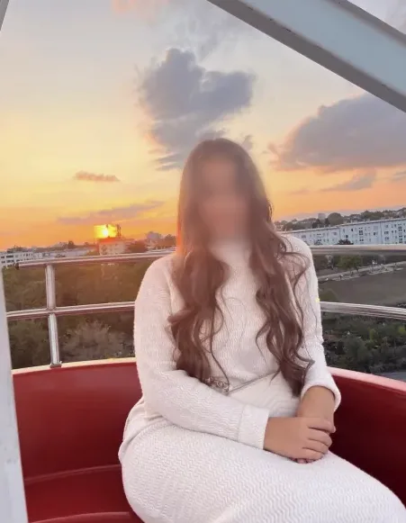 Elif, 19