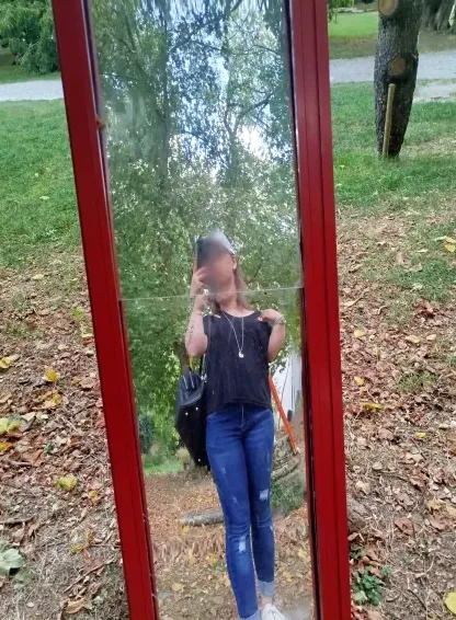Vivien, 27